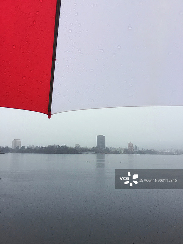 美丽湖的雨景图片素材