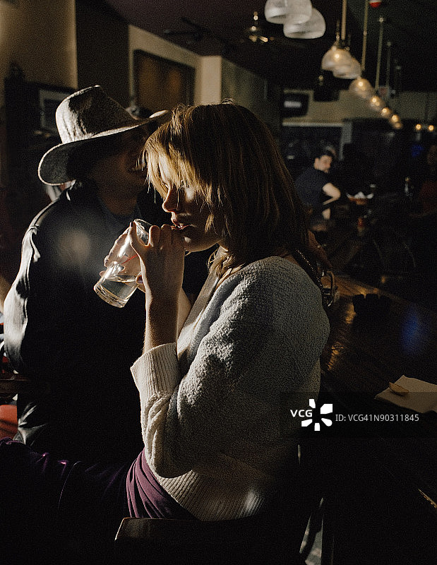女人在酒吧里啜饮饮品图片素材