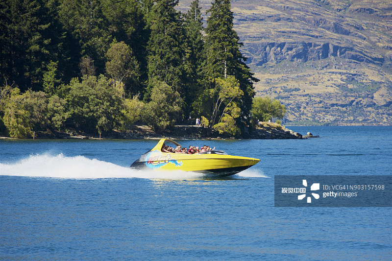 皇后镇海湾上的喷气艇图片素材