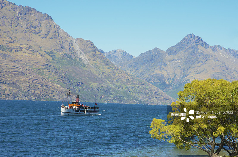 瓦卡蒂普湖上的历史蒸汽船TSS厄恩斯劳号与卓越山脉图片素材