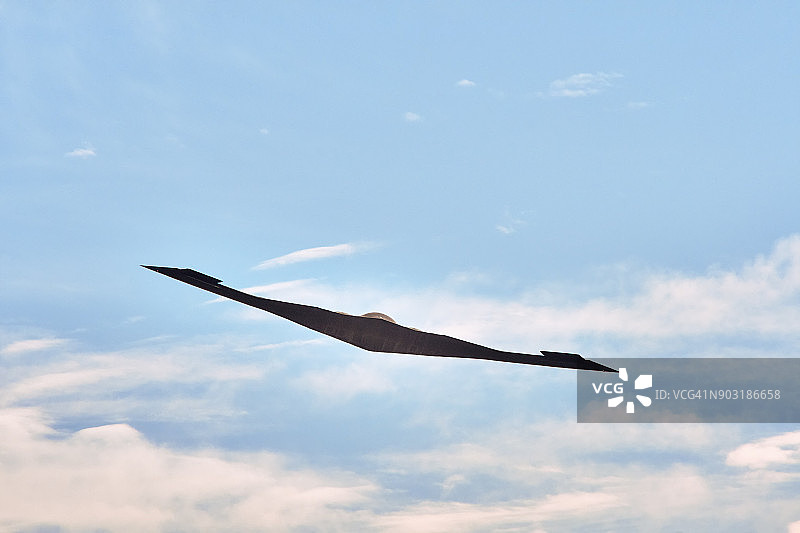 B-2隐形轰炸机飞越图片素材