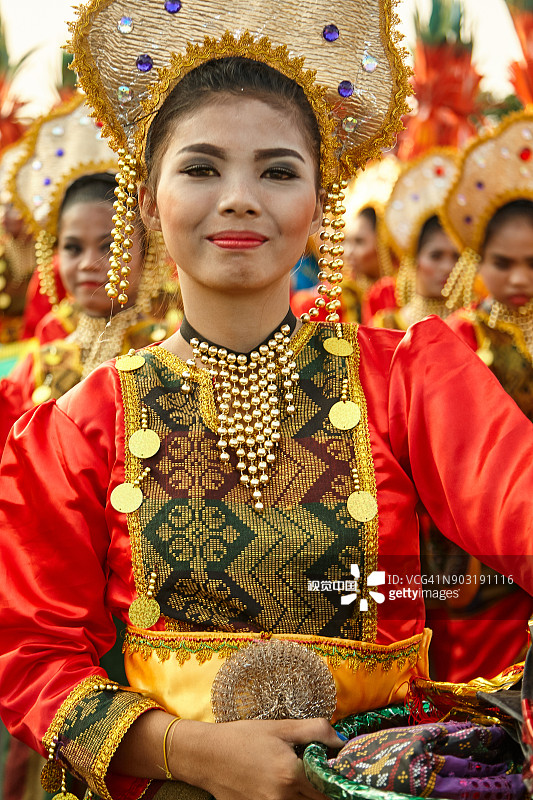身穿节日盛装的年轻漂亮的菲律宾女性图片素材