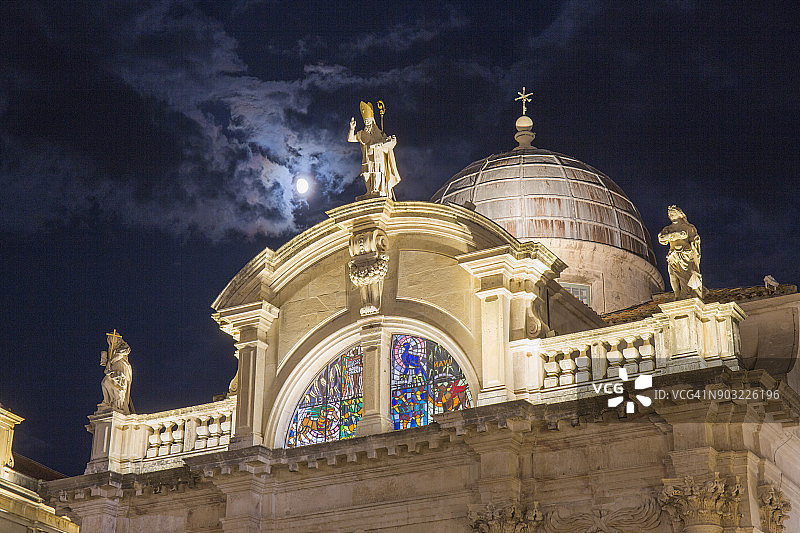 克罗地亚杜布罗夫尼克圣布莱斯教堂的巴洛克式外墙照明图片素材