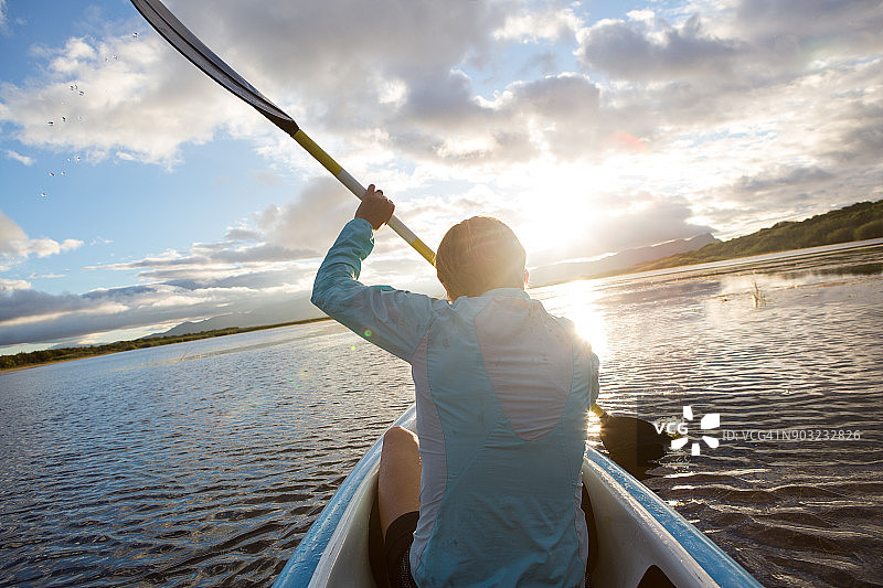 女人清晨划船图片素材