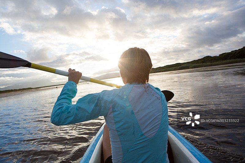 女人清晨划船图片素材