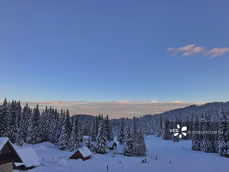 阳光明媚的冬季山景图片素材