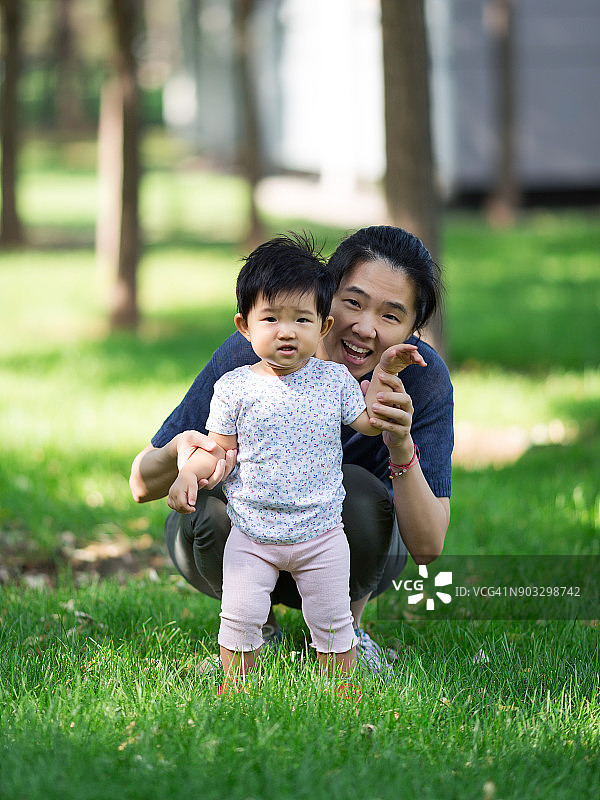 母子一起打招呼图片素材