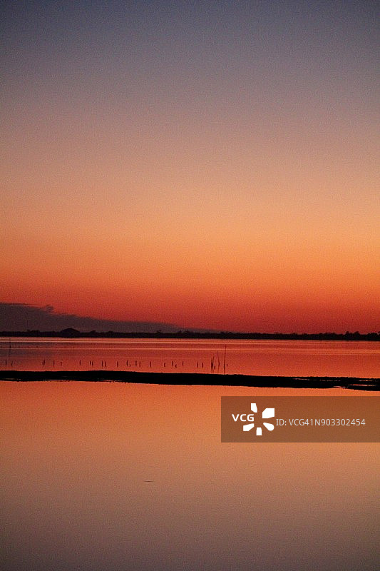 阿萨蒂格上空的橙色日落图片素材
