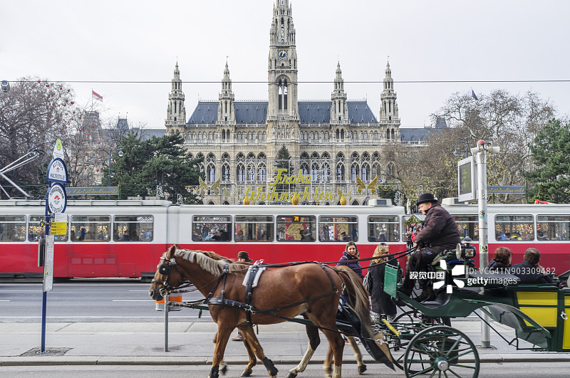 市政厅旁的躺椅和有轨电车图片素材