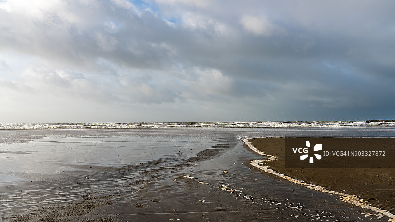 海滩上的涨潮图片素材
