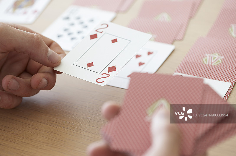 女人玩牌图片素材