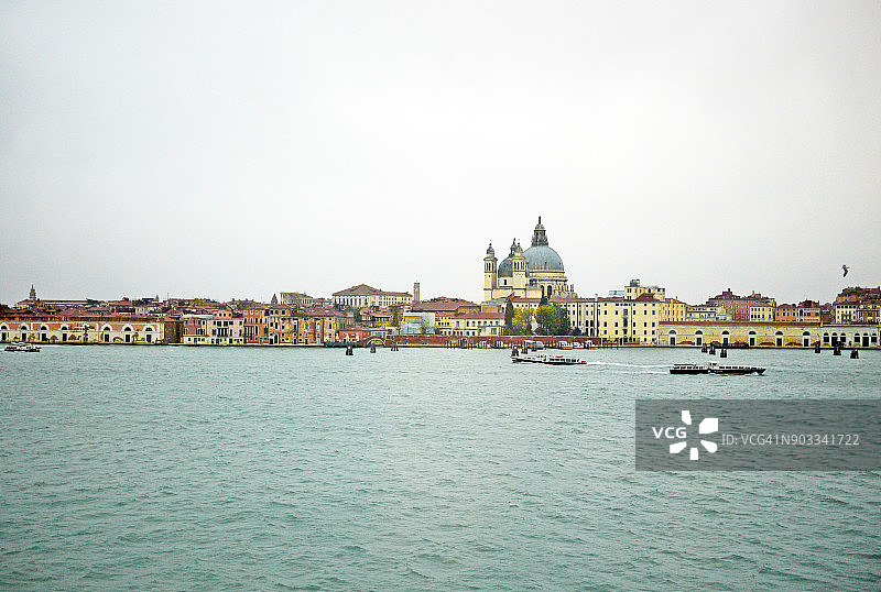 朱代卡运河上的圣玛丽亚德拉健康教堂景色图片素材