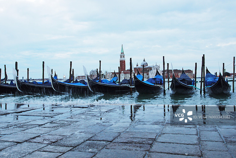 停泊的威尼斯贡多拉船后的圣乔治马焦雷岛图片素材