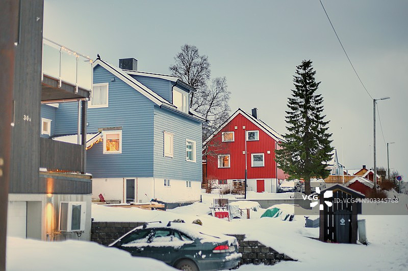 斯堪的纳维亚风格的彩色房屋在村庄的冬季白色景观图片素材