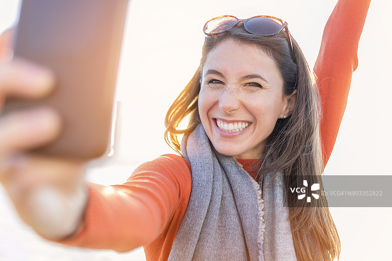 快乐的女人自拍图片素材