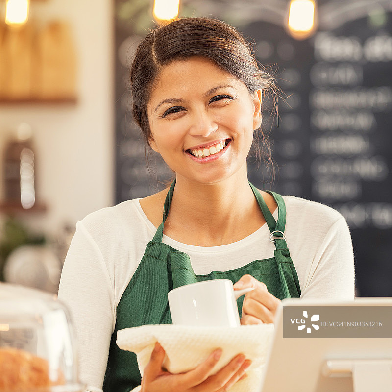 咖啡店里友善的中年女咖啡师图片素材