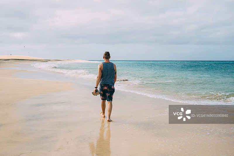 佛得角度假的游客，美丽海滩上的男人图片素材
