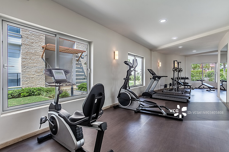 度假酒店内的小型健身中心图片素材