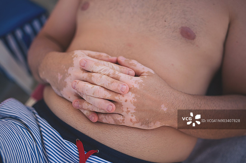 在海滩放松图片素材