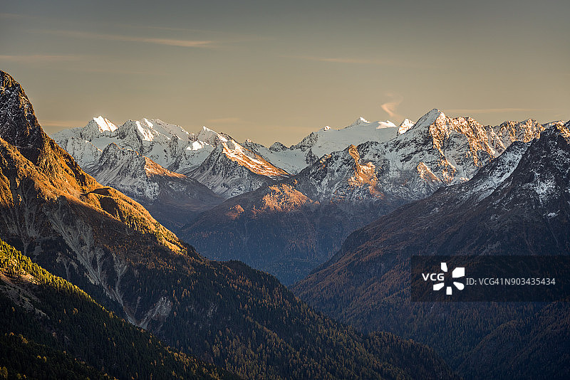 奥茨塔尔山谷山脉金色夕阳图片素材