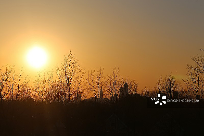 城市天际线上的琥珀色日落图片素材