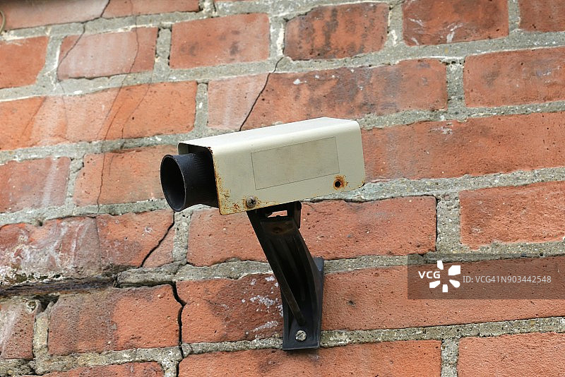 砖墙上的室外监控摄像头图片素材
