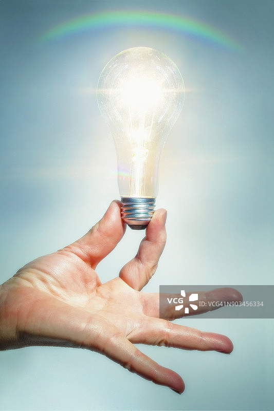 手持发光灯泡图片素材