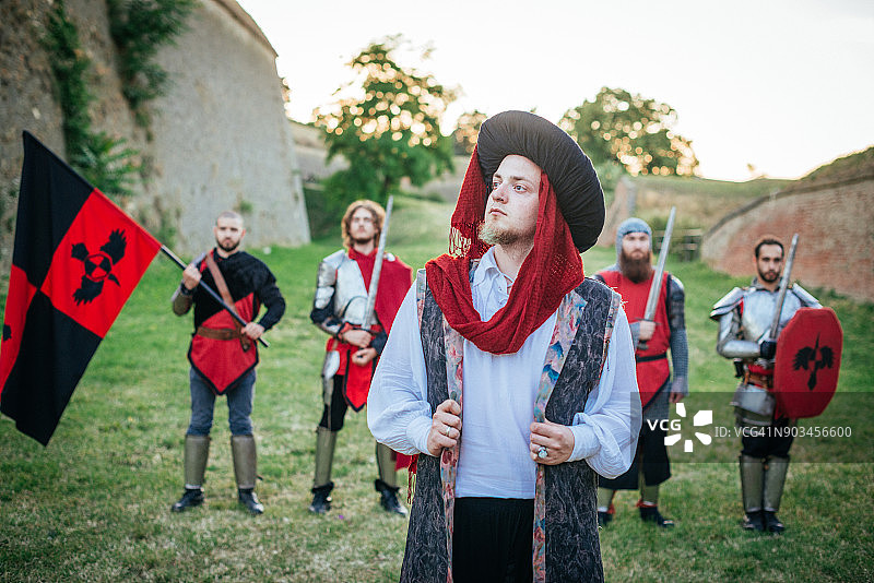 城堡旁高贵的王子和英勇的骑士图片素材