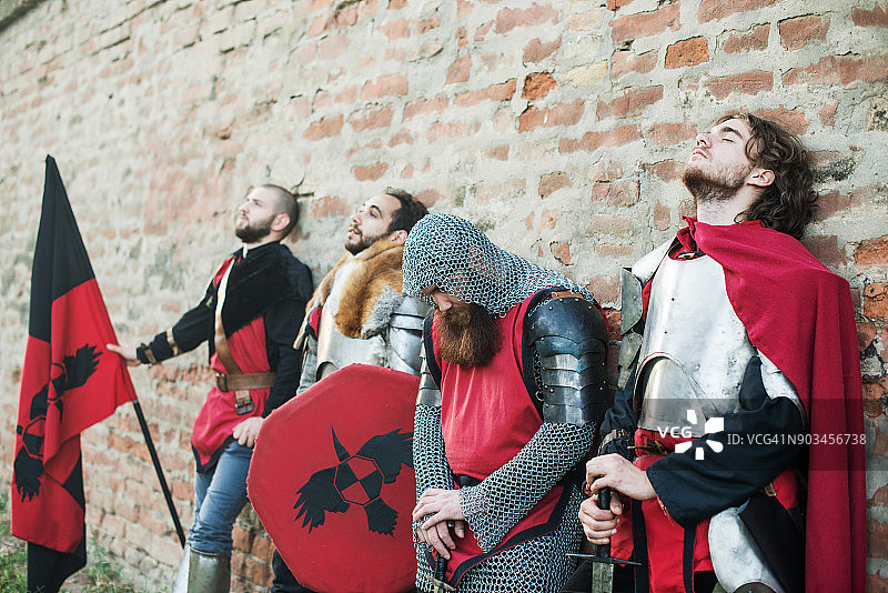 持剑的年轻王子和他的士兵图片素材