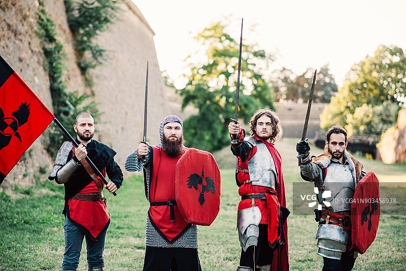 参加战斗的年轻骑士图片素材
