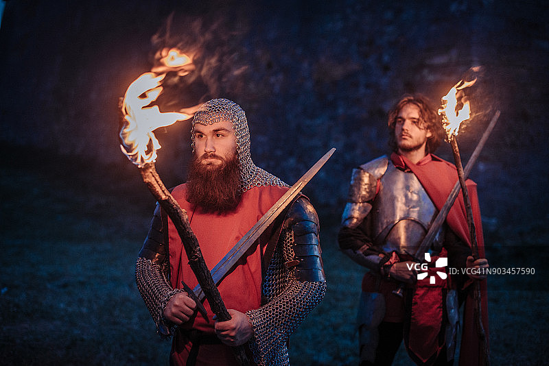 黑夜中进攻的骑士图片素材