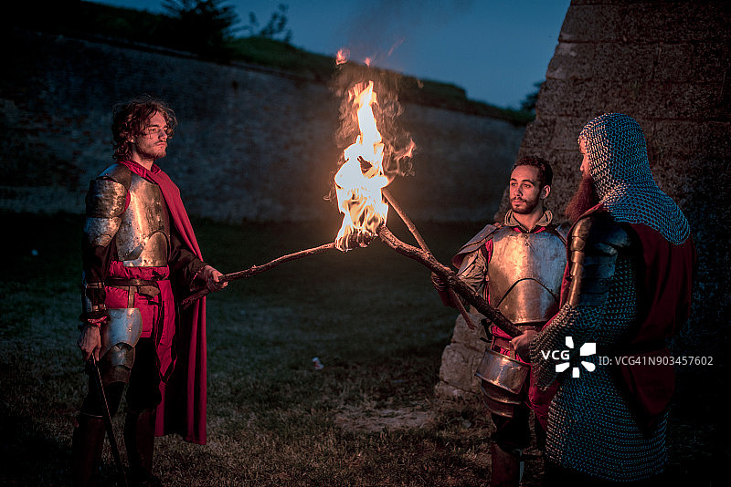 参加战斗的年轻骑士图片素材