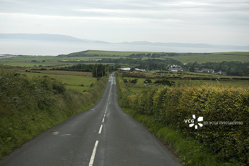 苏格兰阿伦岛基尔多南的乡村风光和乡间小路图片素材