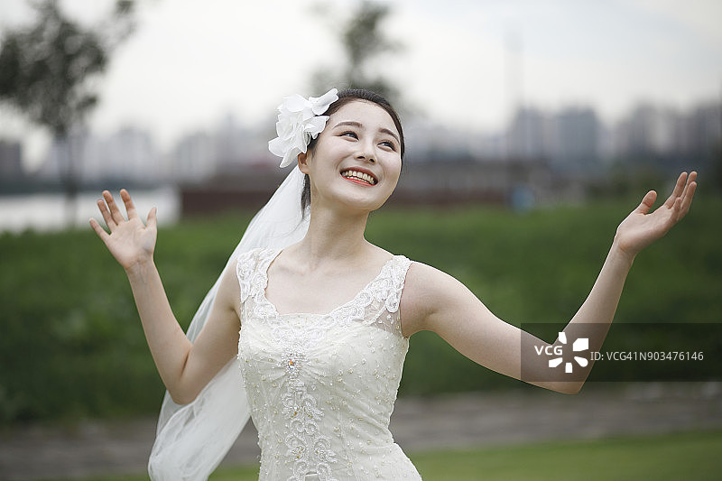 享受婚礼的女人图片素材