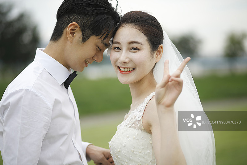 新娘做出胜利手势图片素材