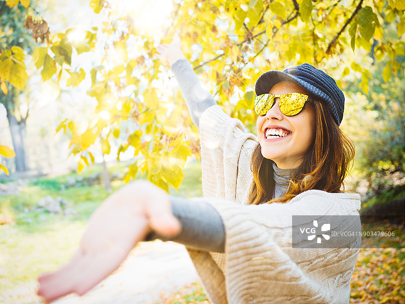 享受秋天的年轻女子图片素材