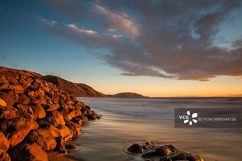 卡皮蒂海岸海滩日落与长曝光海浪图片素材