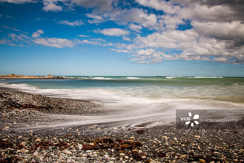 怀拉拉帕卵石滩上丝滑的海浪图片素材