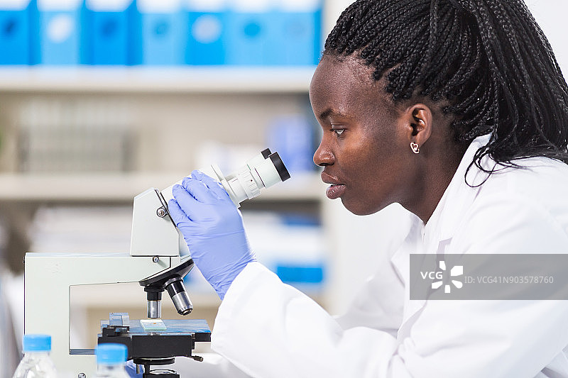 女实验员使用显微镜图片素材