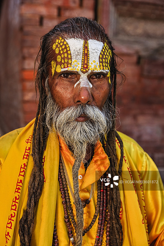 印度圣人在寺庙打坐图片素材