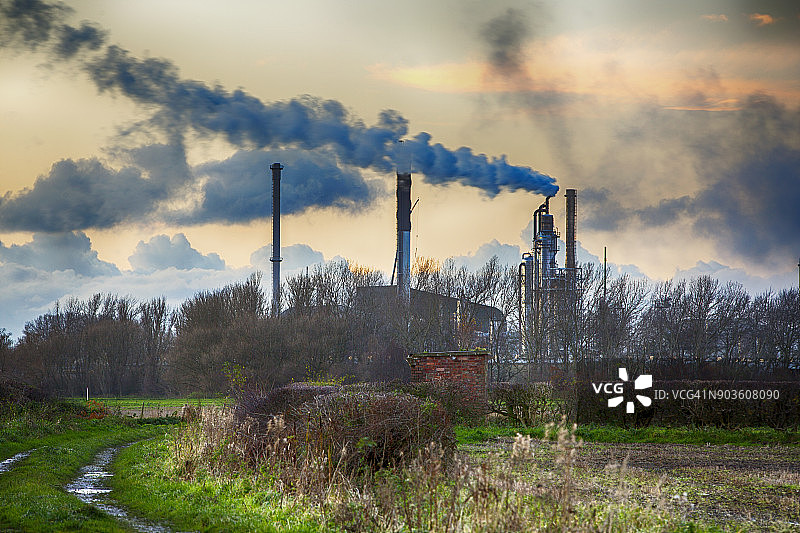 英国切希尔赫尔斯比附近工厂的废气排放图片素材