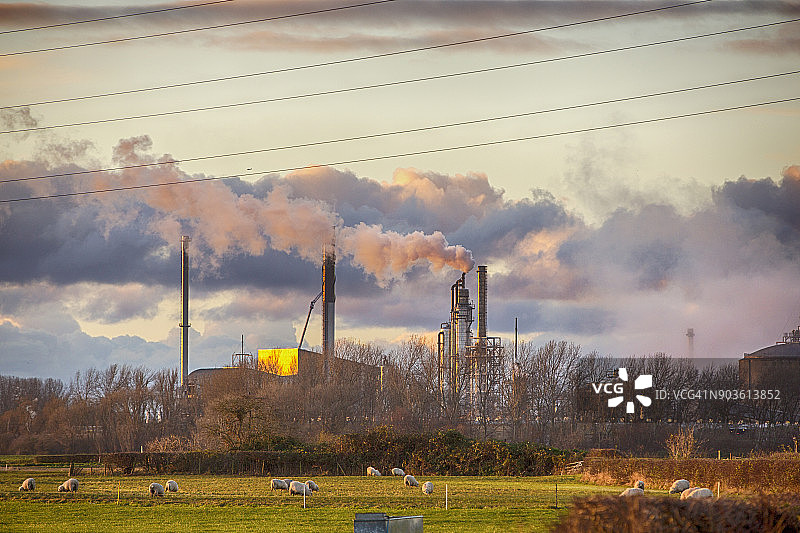 英国切希尔赫尔斯比附近工厂的废气排放图片素材