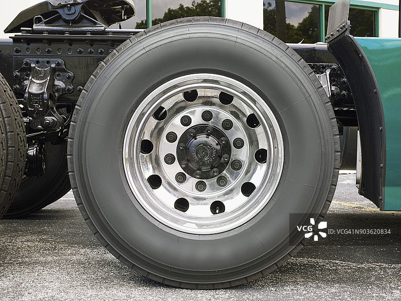 卡车上的轮胎图片素材