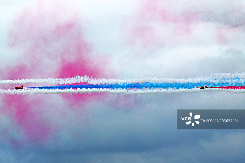 红箭飞行表演队飞越图片素材