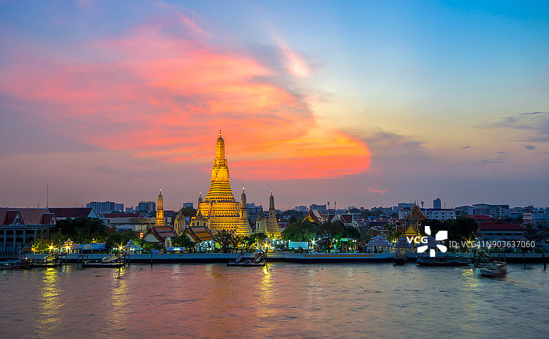 泰国曼谷郑王庙夜景图片素材