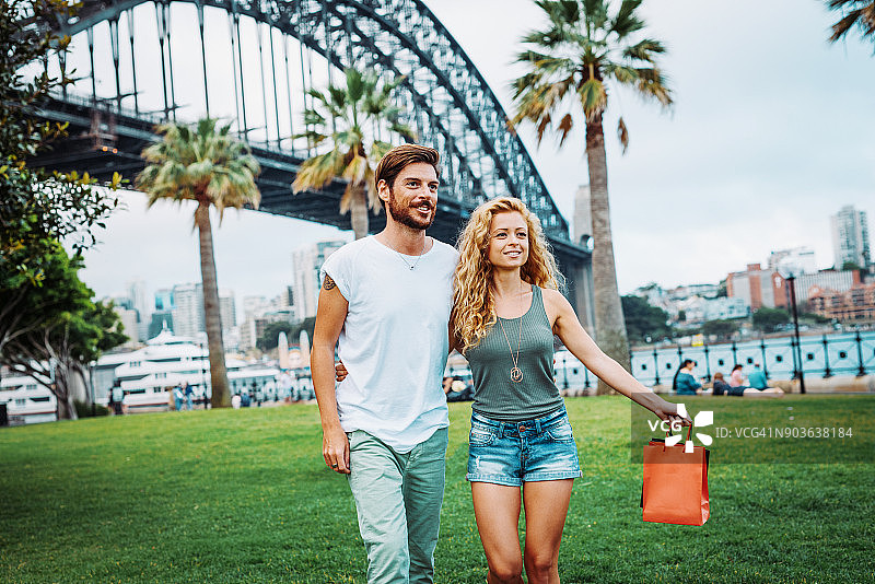 一对漂亮的夫妇去购物图片素材