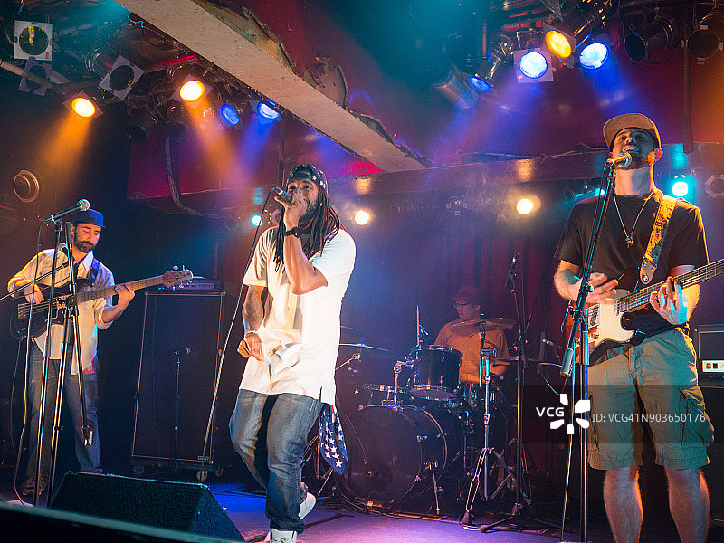 舞台上的多民族乐队图片素材