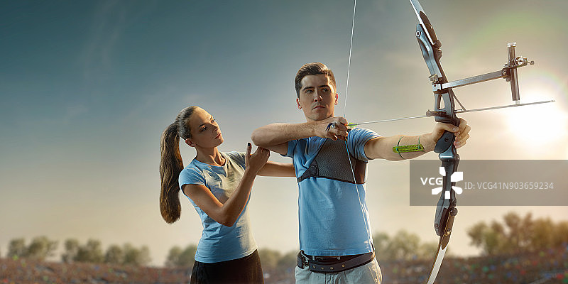 女弓箭手教射箭图片素材