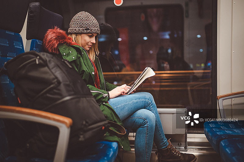 年轻女子在德国乘火车旅行图片素材