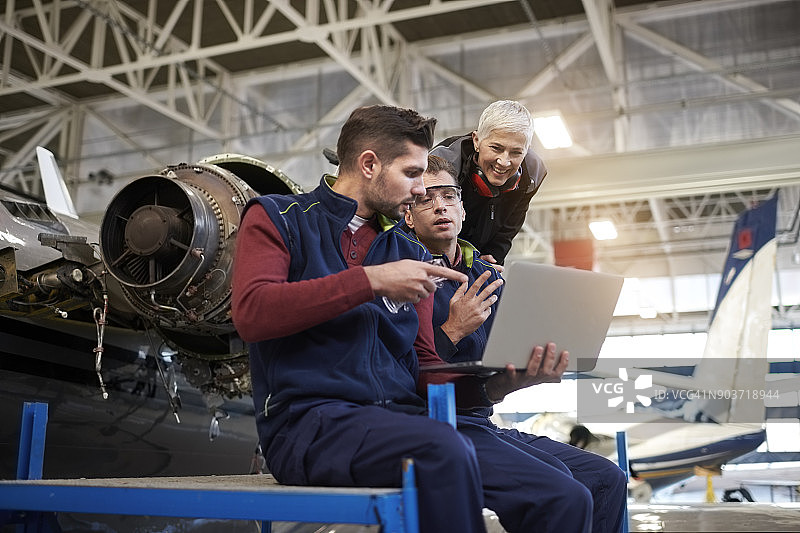 机库中的飞机机械师图片素材
